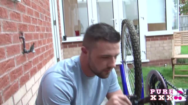 Жопастая любит секс на кухне - #1