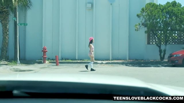 Молодая пробует черный член - #1