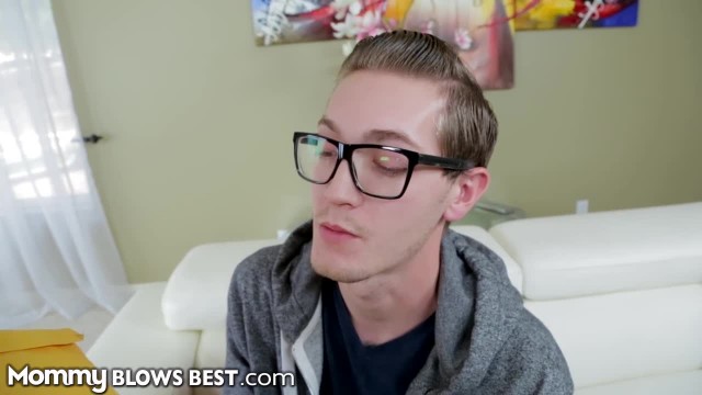 Зрелая баба сосет очкарику - #1